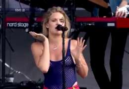 Tove Lo Showing Plot At A Concert